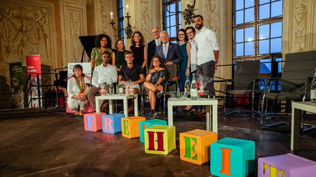 Bundespräsident a.D. Joachim Gauck mit Podiumsteilnehmern anlässlich des Augsburger Friedensfestes