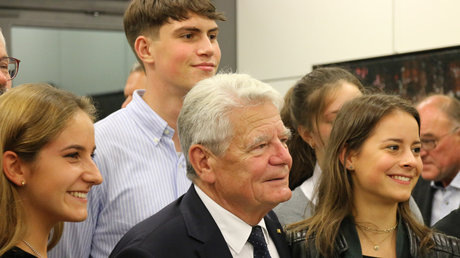 Bundespräsident a.D. Joachim Gauck im Austausch mit Schülerinnen und Schülern in der Politischen Akademie am See in Tutzing