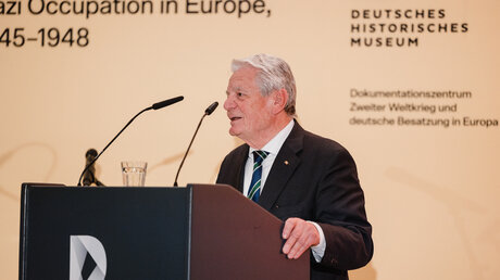 Bundespräsident a.D. Joachim Gauck spricht ein Grußwort im Deutschen Historischen Museum