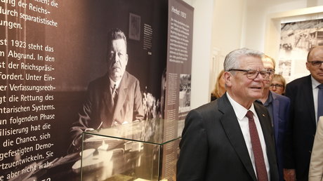 Joachim Gauck beim Rundgang durch die Ausstellung in der Geburtswohnung Friedrich Eberts