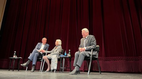 Bundespräsident a.D. Joachim Gauck im Gespräch mit Margot Friedländer und Moderator Georg Mascolo im Deutschen Theater