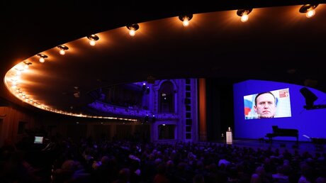 Bundespräsident a.D. Joachim Gauck hält die Laudatio auf Alexej Nawalny im Staatschauspielhaus Dresden