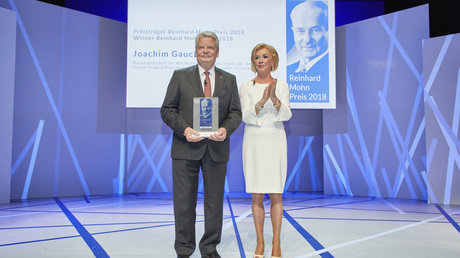 Bundespräsident a.D. Joachim Gauck erhält den Reinhard Mohn Preis aus den Händen von Liz Mohn, der stellvertretenden Vorsitzenden der Bertelsmann Stiftung