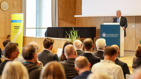 Bundespräsident a.D. Joachim Gauck hält eine Rede an der Universität Mannheim