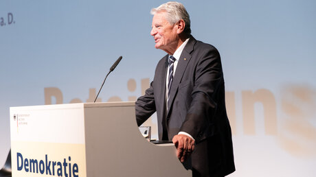 Bundespräsident a.D. Joachim Gauck hält eine Rede beim Kongress "Demokratie unter Druck. Die Gesellschaft und die Zeitenwende"