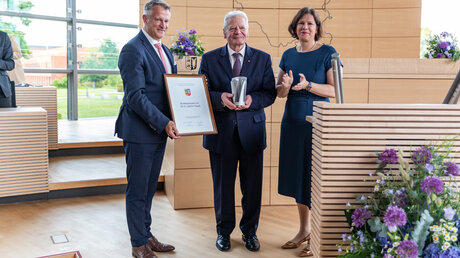 Bundespräsident a.D. Joachim Gauck erhält den Demokratiepreis des Landes Schleswig-Holstein von Landtagspräsidentin Kristina Herbst und Oliver Stolz, Präsident des Sparkassen- und Giroverbands (v.re.)