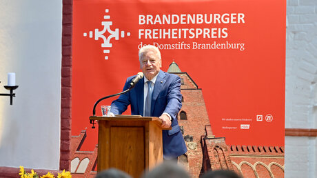 Bundespräsident a.D. Joachim Gauck hält eine Laudatio im Domstift Brandenburg