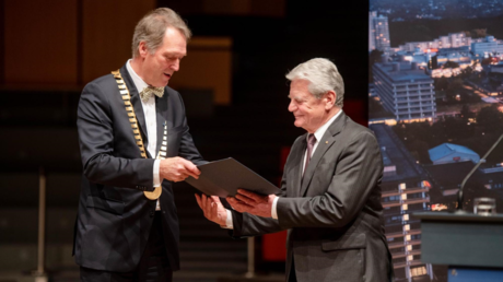 Bundespräsident a.D. Joachim Gauck erhält die Urkunde für die Max-Imdahl-Gastprofessur an der Ruhr-Universität Bochum