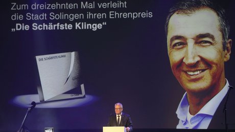 Bundespräsident a.D. Joachim Gauck hält eine Laudatio auf Cem Özdemir anlässlich der Preisverleihung "Die schärfste Klinge" in Solingen