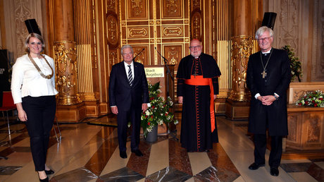 Gruppenfoto mit der Augsburger Oberbürgermeisterin Eva Weber, Bundespräsident a.D. Joachim Gauck, Erzbischof Reinhard Kardinal Marx und Landesbischof Heinrich Bedford-Strohm.