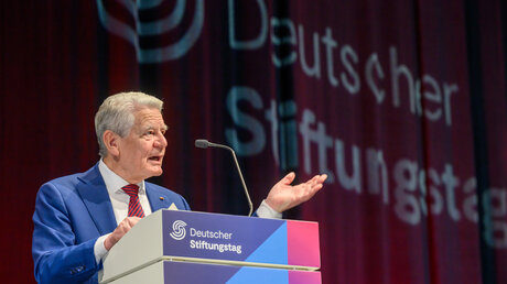 Bundespräsident a.D. Joachim Gauck hält eine Rede anlässlich des Deutschen Stiftungstags in Wiesbaden im RheinMain CongressCenter