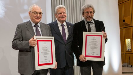 Joachim Gauck mit den Preisträgern Lew Gudkow (li.) und Can Dündar (re.) in Köln bei der Verleihung des Lew-Kopelew-Preises