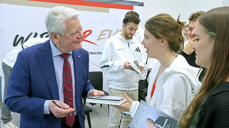 Bundespräsident a.D. Joachim Gauck im Austausch mit Teilnehmenden des Berlin-Forums