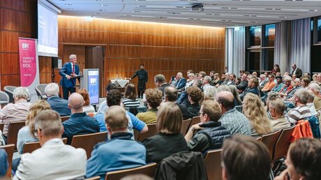 Bundespräsident a.D. Joachim Gauck hat beim Arno-Esch-Symposium 2025 in der Hansemesse eine Rede gehalten