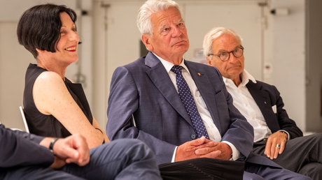 In der ersten Reihe sitzen während der Pressekonferenz Herta Müller, Joachim Gauck und Bernd Schultz