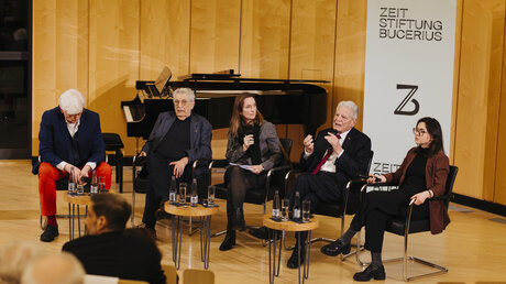 Bundespräsident a.D. Joachim Gauck im Gespräch mit Gerhart Baum (2 v.li.), Rechtsanwalt, Politiker (FDP) und ehemaliger Bundesinnenminister, Anne Hähnig (re.), Redaktionsleiterin der ZEIT im Osten und Wolfgang Kraushaar (1 v. li), Politikwissenschaftler und Autor.