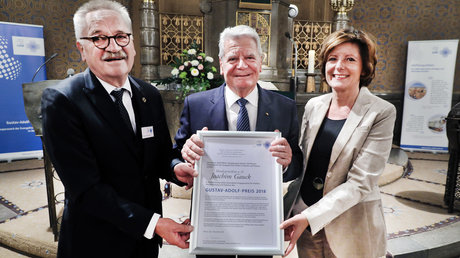 Pfarrer Gerhard Hechler (li.) und Laudatorin Malu Dreyer überreichen die Urkunde des Gustav-Adolf-Preises in der Martin-Luther-Kirche in Worms an Bundespräsident a.D. Joachim Gauck