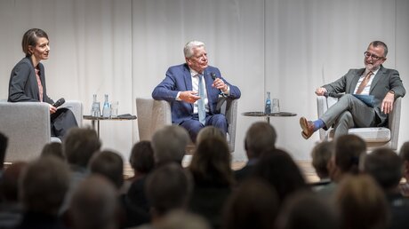 Bundespräsident a.D. Joachim Gauck im Gespräch mit den SWP- Redakteuren Judit Conrady und Ulrich Becker
