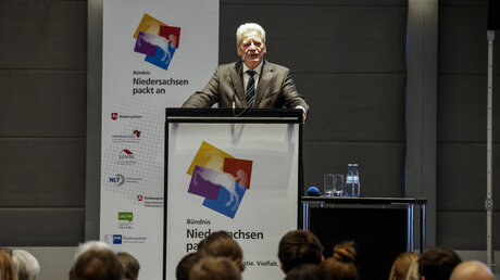 Bundespräsident a.D. Joachim Gauck hält eine Rede anlässlich der 10. Konferenz "Niedersachsen packt an" im Convention Center in Hannover