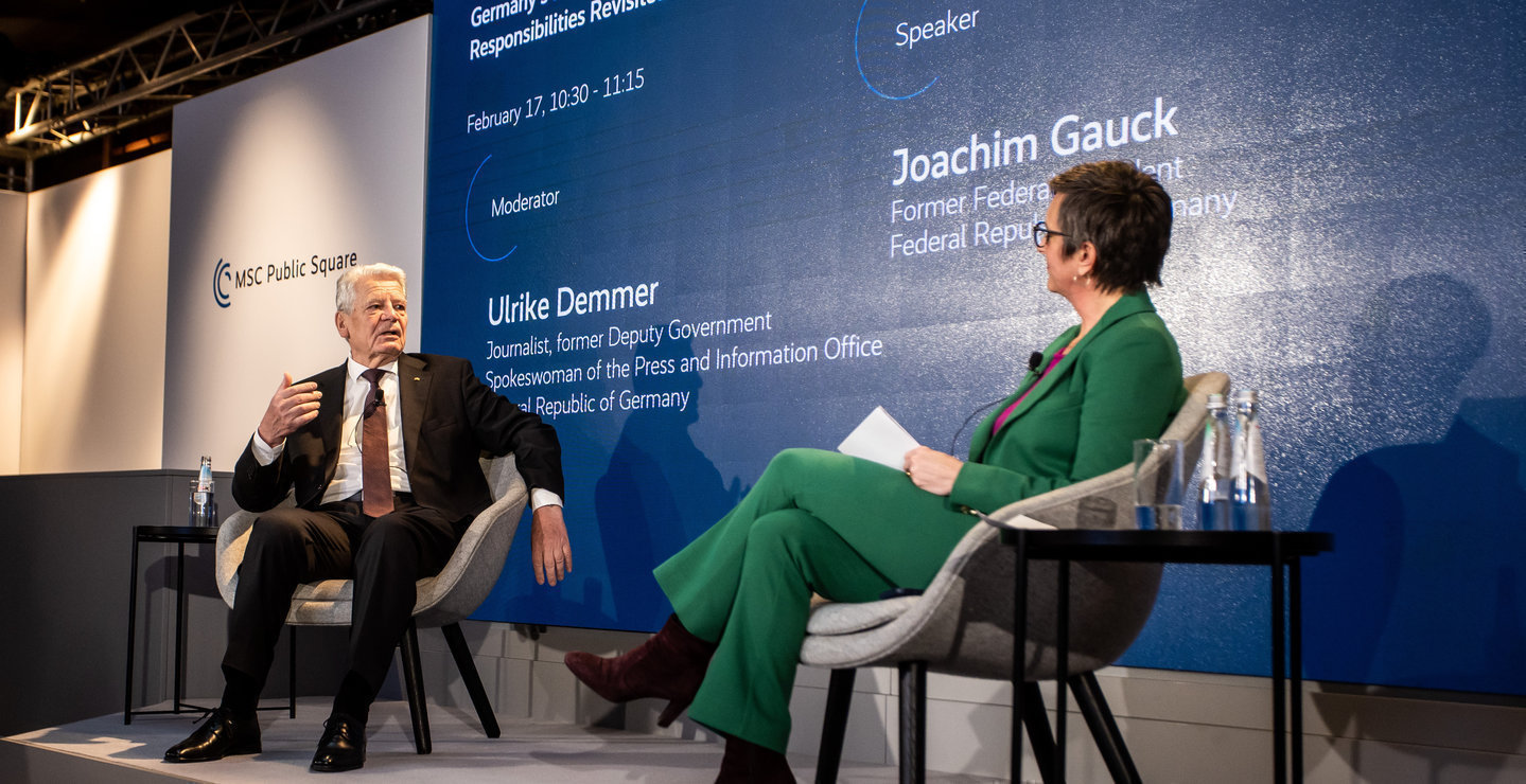 Bundespräsident a.D. sitzt mit Ulrike Demmer auf dem Podium und diskutiert über Deutschlands internationale Verantwortung