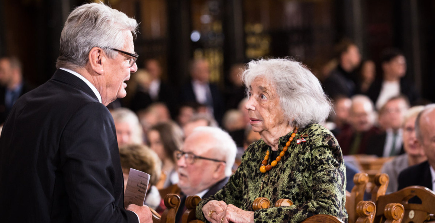 Bundespräsident a.D. Joachim Gauck und die Zeitzeugin Margot Friedländer unterhalten sich im Berliner Dom