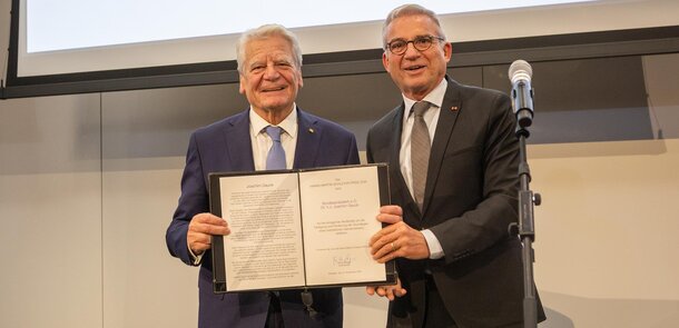 Bundespräsident a.D. Joachim Gauck bei der Preisverleihung mit Thomas Strobl, stellvertretender Ministerpräsident und Minister des Inneren, für Digitalisierung und Kommunen des Landes Baden-Württemberg