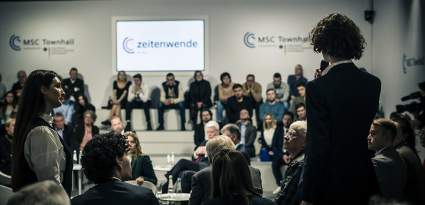 Ein Teilnehmer aus dem Publikum stellt bei der Veranstaltung "Zeitenwende on tour" eine Frage an das Podium.