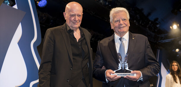 Bundespräsident a.D. Joachim Gauck und Ralf Fücks bei der Verleihung des Politikawards im Tipi am Kanzleramt