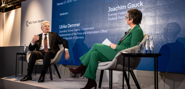 Bundespräsident a.D. sitzt mit Ulrike Demmer auf dem Podium und diskutiert über Deutschlands internationale Verantwortung