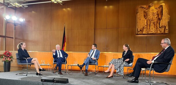 Bundespräsident a.D. Joachim Gauck im Gespräch mit Mitherausgeberin der Festschrift „Verfassungsrechtspflege“, Frauke Brosius-Gersdorf, dem Moderator Jörg Schönenborn (WDR), Botschafterin a.D. in den USA, Emily Haber, und dem Mitherausgeber der Festschrift „Der Blick von außen − A View from Outside“, Andreas Voßkuhle (v.li.)