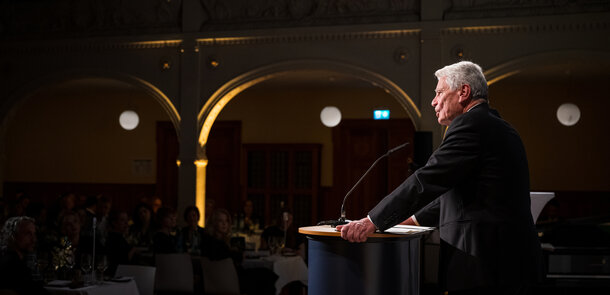 Bundespräsident a.D. Joachim Gauck hält in der Villa Elisabeth eine Rede