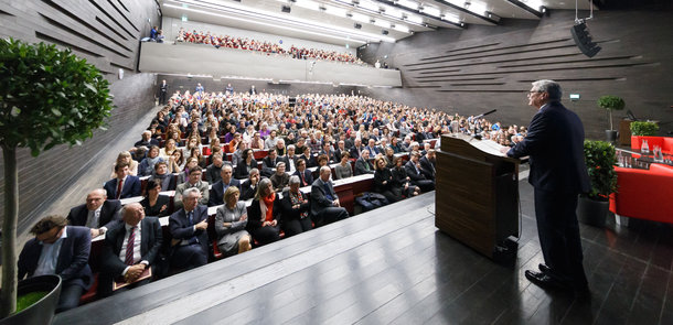 Joachim Gauck spricht am Rednerpult vor Publikum an der Universität Wien