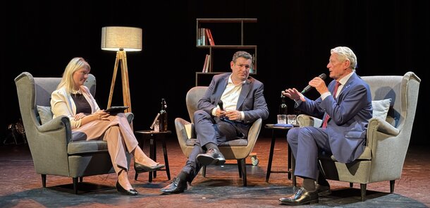 Bundespräsident a.D. Joachim Gauck im Gespräch mit Hubertus Heil (SPD MdB) und Moderatorin Annett Meiritz im Pfefferberg Theater