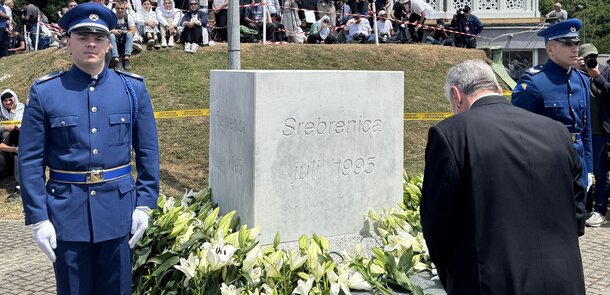 Bundespräsident a.D. Joachim Gauck beim Gedenken am Memorial-Zentrum Potočari