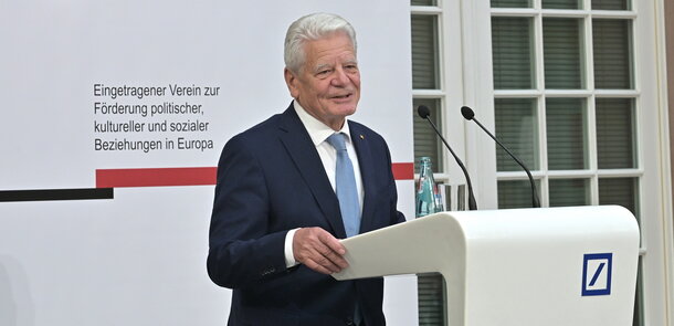 Bundespräsident a.D. Joachim Gauck hält eine Dankesrede anlässlich der Preisverleihung der Deutschen Gesellschaft