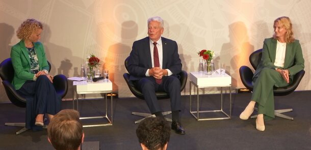 Bundespräsident a.D. Joachim Gauck im Austausch mit den Journalistinnen Kerstin Münstermann (re.) und Vivien Leue im Düsseldorfer Landtag