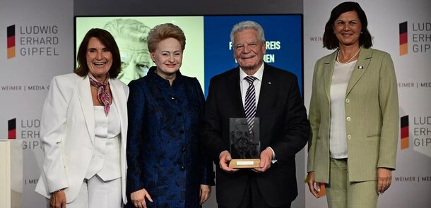 Bundespräsident a.D. Joachim Gauck bei der Verleihung des Freiheitspreises der Medien mit der Verlegerin Christiane Goetz-Weimer, der früheren litauischen Staatspräsidentin Dalia Grybauskaitė und der Präsidentin des Bayerischen Landtags, Ilse Aigner (v. li.)