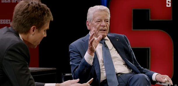 Bundespräsident a.D. Joachim Gauck im Austausch mit Markus Feldenkirchen im Admiralspalast