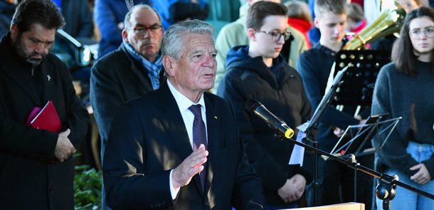 Joachim Gauck steht am Rednerpult auf der Kriegsgräberstätte Bad Bodendorf