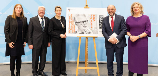 Bundespräsident a.D. Joachim Gauck bei der Vorstellung der Sonderbriefmarke zu Ehren Hans-Jochen Vogels gemeinsam mit Dr. Anja Kruke, Leiterin des Archivs der sozialen Demokratie der FES (li.), Franziska Giffey, Bürgermeisterin und Senatorin für Wirtschaft, Energie und Betriebe (3. v. li.), Martin Schulz, Vorsitzender der FES (2. v. re.) und Dr. Sabine Fandrych, Geschäftsführendes Vorstandsmitglied der FES (re.)