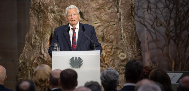 Joachim Gauck am Rednerpult im LIB Museum König in Bonn