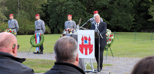 Bundespräsident a.D. Joachim Gauck hält eine Gedenkrede im ehemaligen Lager Fünfeichen in Neubrandenburg