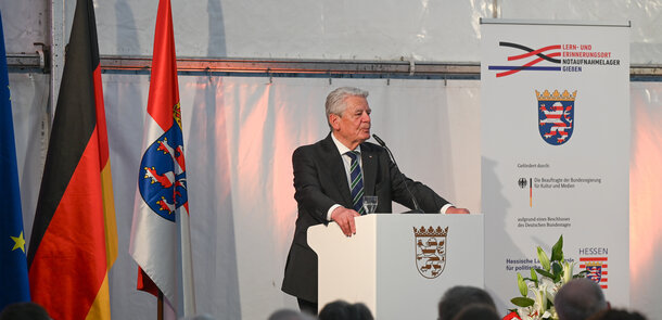 Bundespräsident a.D. Joachim Gauck hält eine Rede auf dem Gelände des früheren Notaufnahmelagers