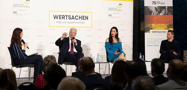 Bundespräsident a.D. Joachim Gauck im Austausch mit Moderatorin Nicole Köster, Unternehmerin Tijen Onaran und Dr. Ronen Steinke, Journalist (v. li.)