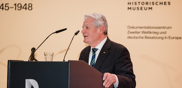Bundespräsident a.D. Joachim Gauck spricht ein Grußwort im Deutschen Historischen Museum