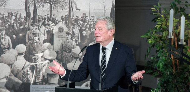 Bundespräsident a.D. Joachim Gauck hat eine Rede auf dem Friedhof Columbiadamm gehalten