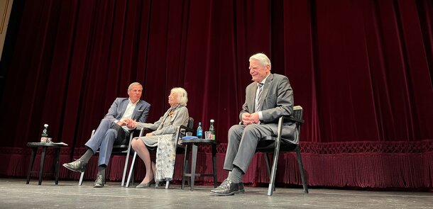 Bundespräsident a.D. Joachim Gauck im Gespräch mit Margot Friedländer und Moderator Georg Mascolo im Deutschen Theater