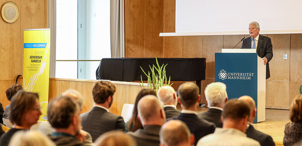 Bundespräsident a.D. Joachim Gauck hält eine Rede an der Universität Mannheim