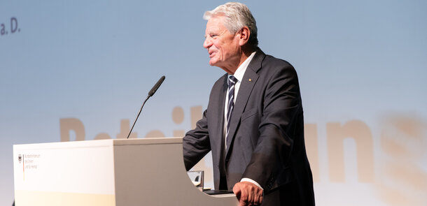 Bundespräsident a.D. Joachim Gauck hält eine Rede beim Kongress "Demokratie unter Druck. Die Gesellschaft und die Zeitenwende"