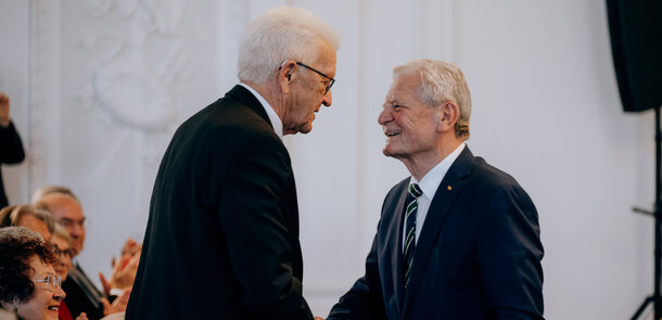 Bundespräsident a.D. Joachim Gauck bei dem Festakt zur Verabschiedung von Winfried Kretschmann (li.), Ministerpräsident von Baden-Württemberg